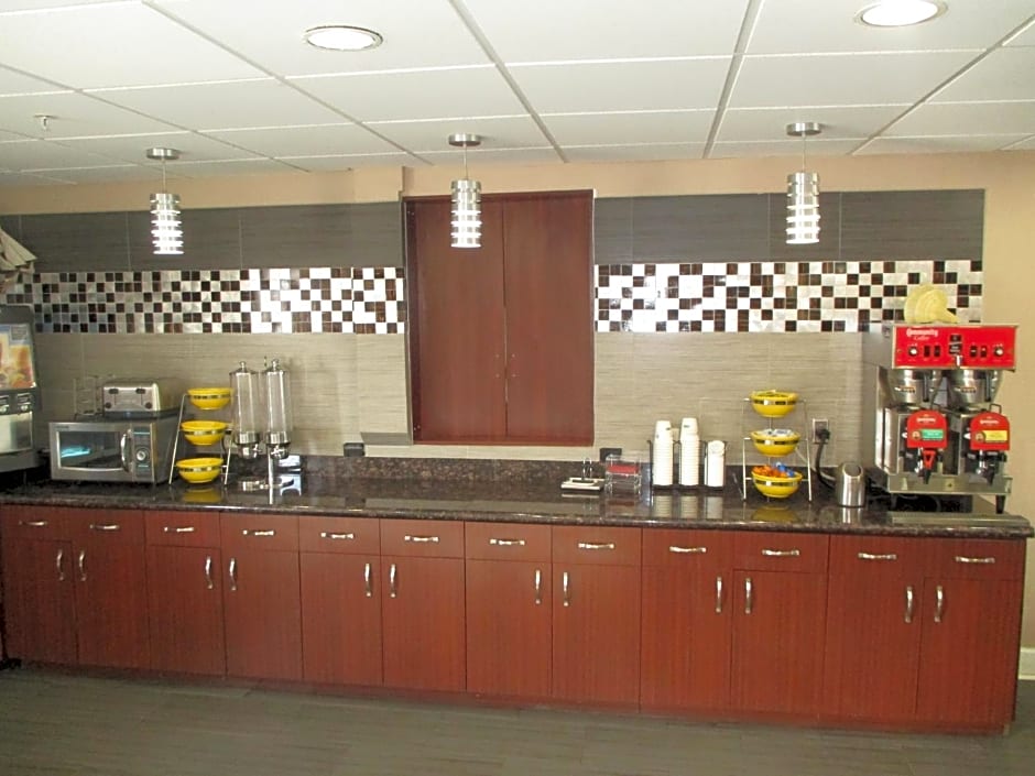Days Inn & Suites by Wyndham Sam Houston Tollway