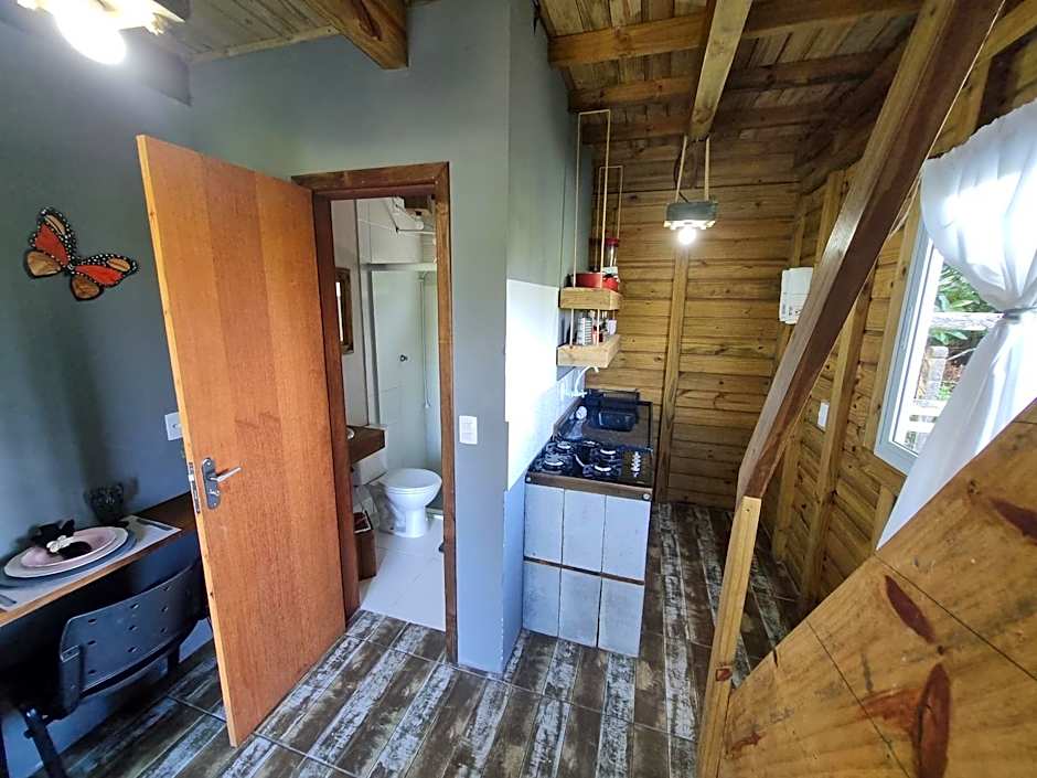 Pousada Rosa Shanti, café da manhã opcional, apenas 4 cabanas, piscina, estacionamento privativo, área de festas com churrasqueira e cervejeira, cantinho da fogueira, localizado junto a natureza