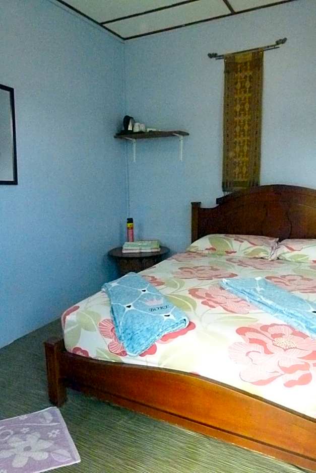 Cheers Garden Chalet