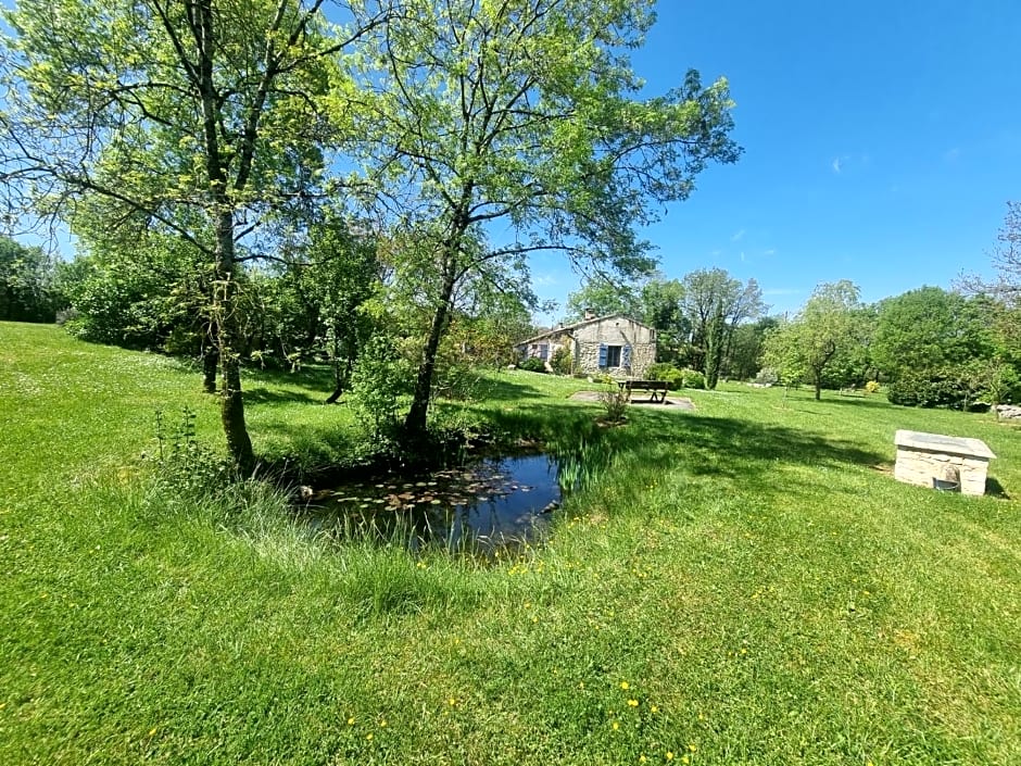 A SERVANAC Chambre privative dans un jardin bucolique