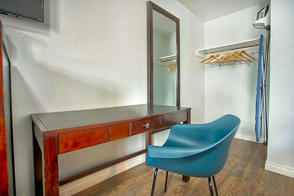 Studio 6 Suites - Albany, OR