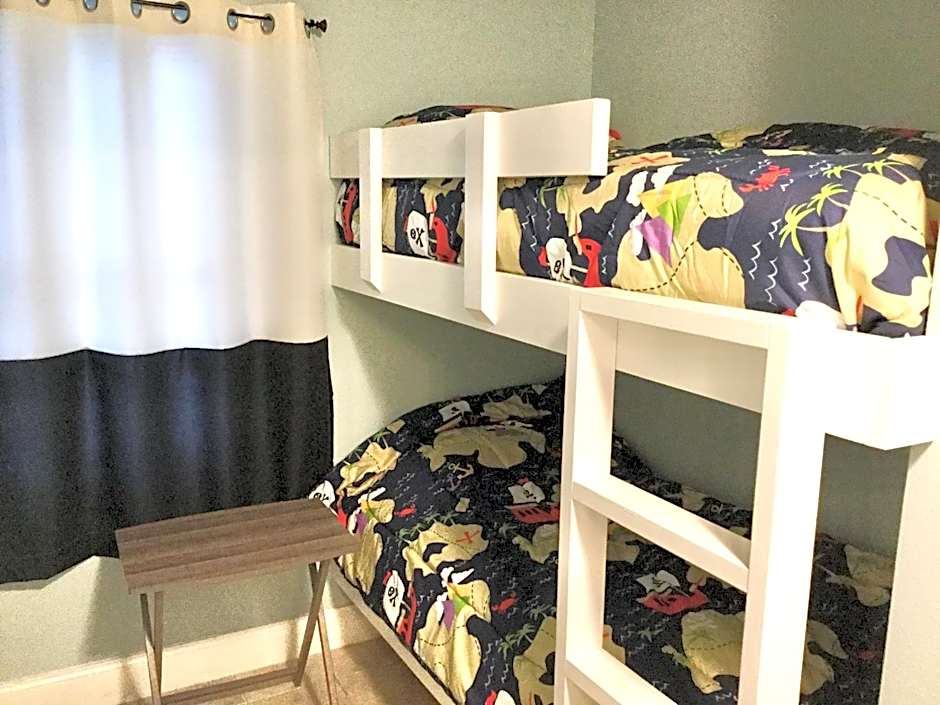 LAKETOWN 5 POOLs STEPS TO BEACH FAMILY FRIENDLY