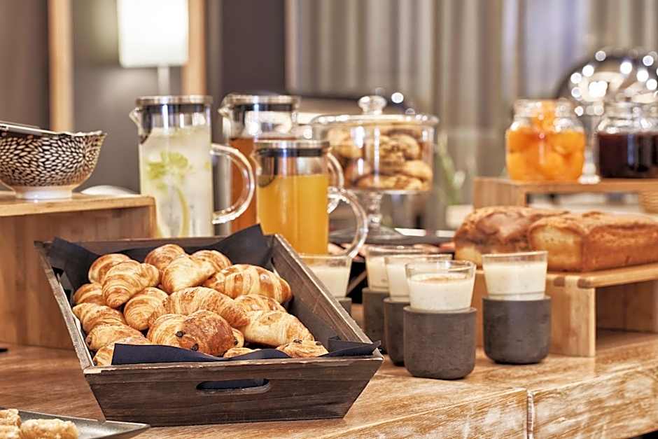 Sea View Cityscape Hotel