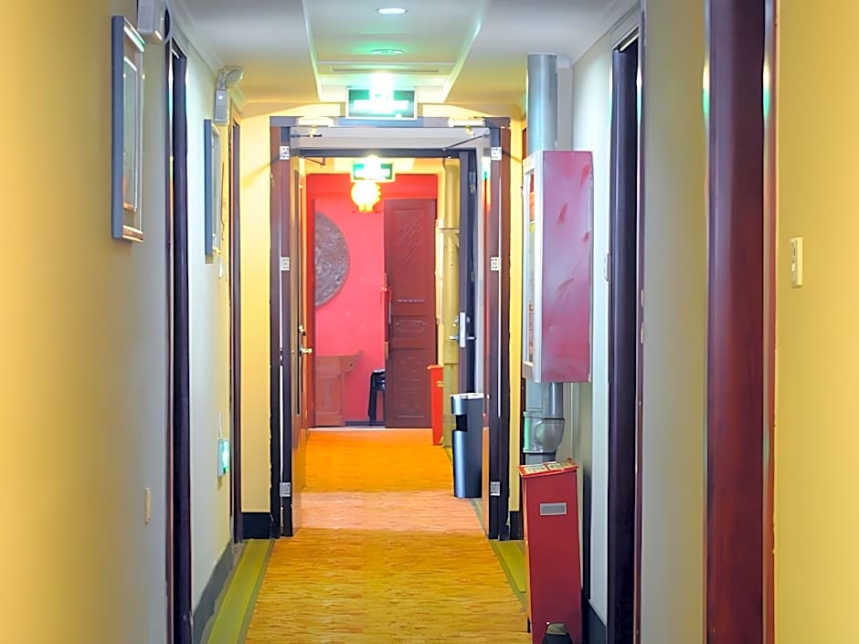 Green Tree Inn Urumqi San'gong Metro Station Exit
