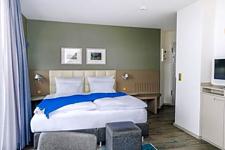 Deluxe Double Room with Side Sea View