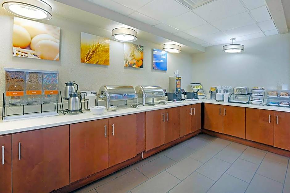 Comfort Inn & Suites Wichita Northeast