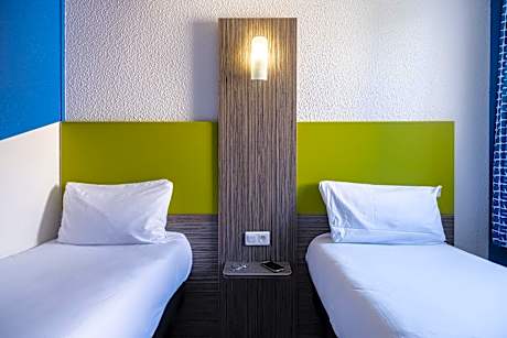 Pop room with 2 single beds