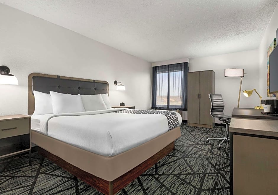 La Quinta Inn & Suites by Wyndham Cleveland Airport West