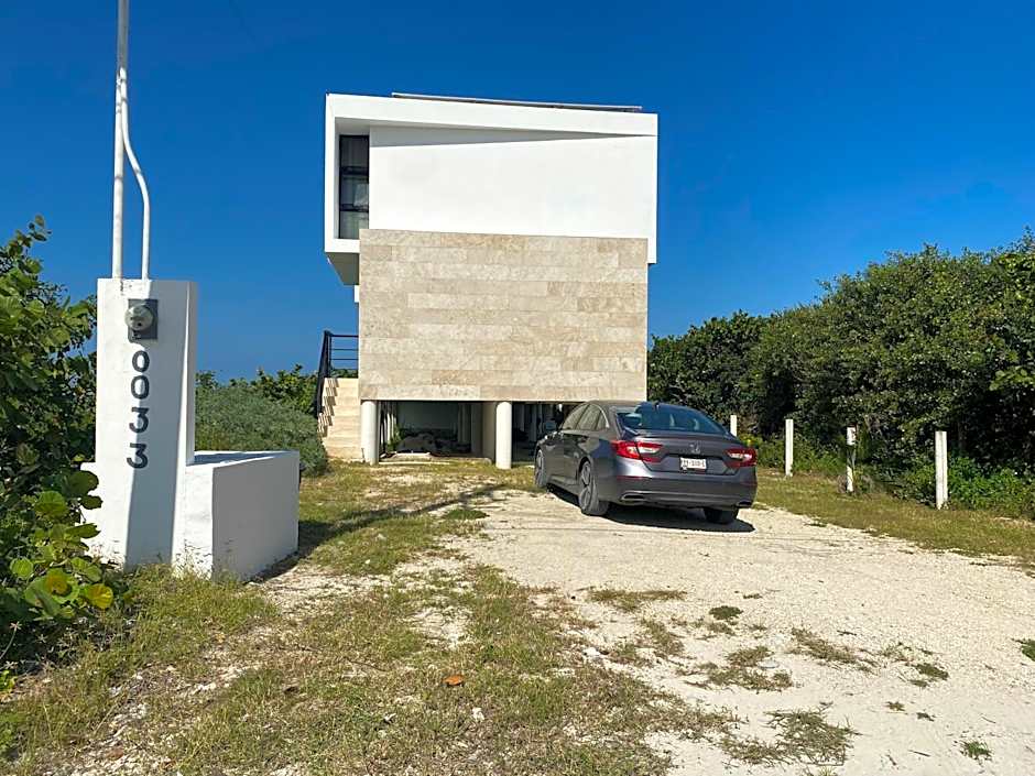 Escape to Paradise, Minimalist 4-BR Beachfront, 300 Mbps with amazing views