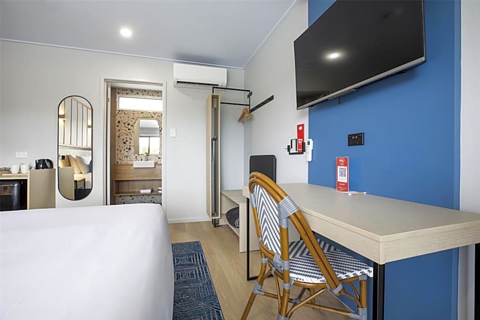 Nightcap at Queens Beach Hotel