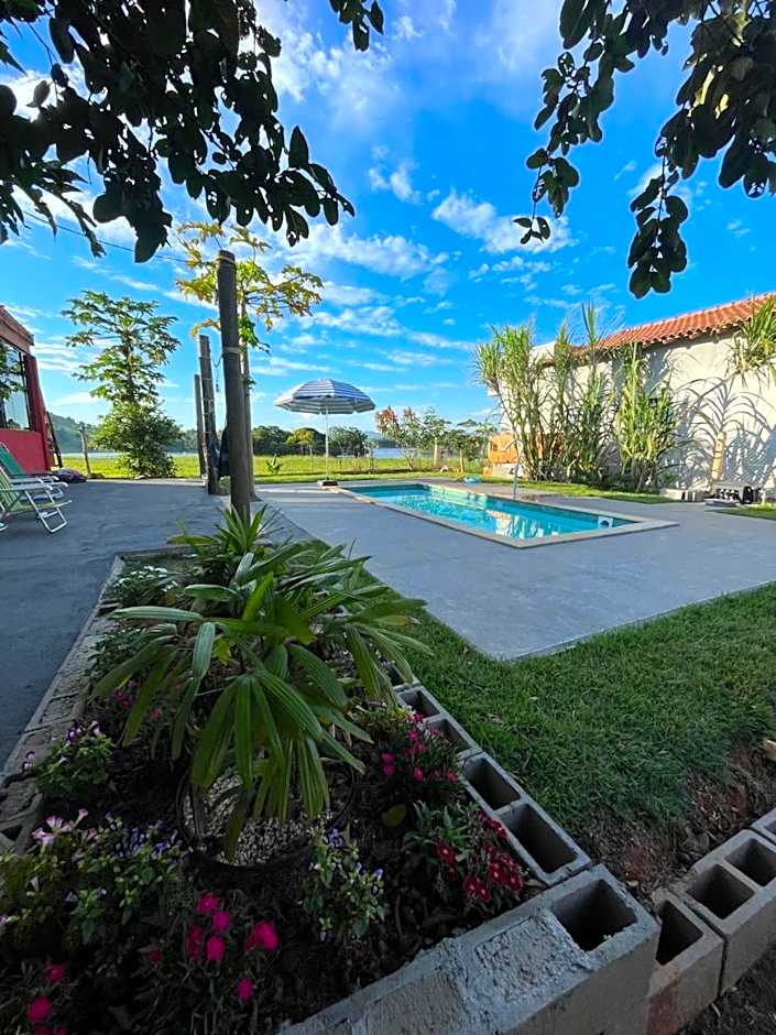 Casa com Piscina na Represa de Carlópolis