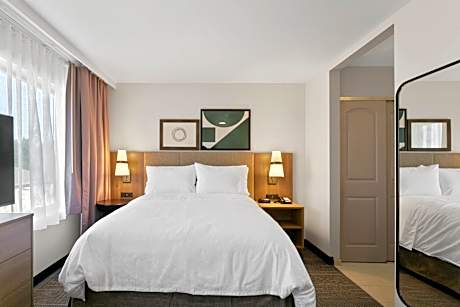 1 Queen Bed Studio Suite