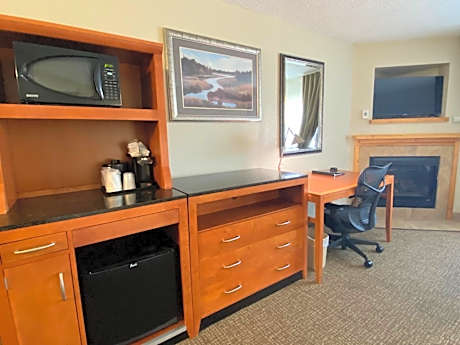 King Suite with Spa Bath and Fireplace