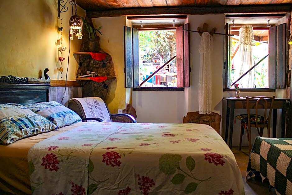 CASA DE RETALHOS Boutique Albergue, casaril histórico, com 5 suítes individuais e cozinha coletiva, no coração da vila de Igatu-Ba, que preserva fortes traços culturais da época do garimpo, venha viver uma experiência única!