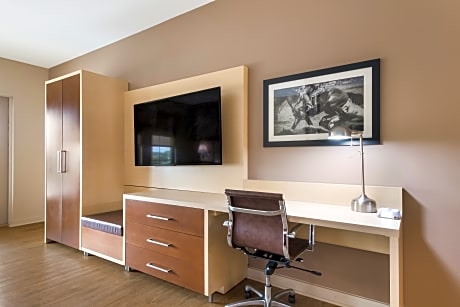 Suite-1 King Bed Nsmk Balcon Micrfg Sofbd Show Full Breakfast