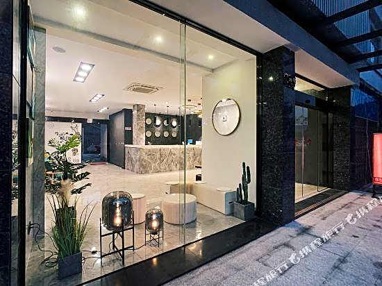 Hachi Hotel