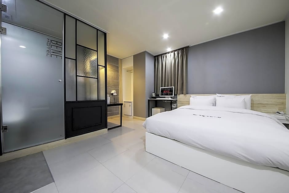 Photo 1 of 7 of Deluxe Non-Smoking - Check-In Mon-Thu 7 PM, Fri-Sun 9 PM