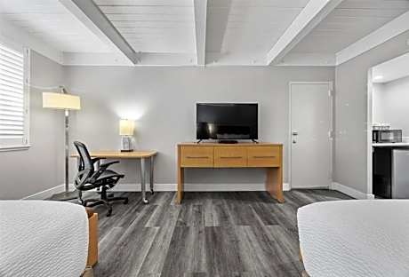 Queen Room with Two Queen Beds and Bath Tub - Mobility Accessible/Non-Smoking