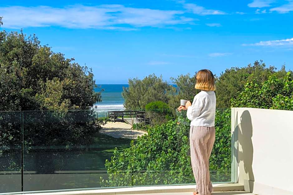 Absolute Beachfront Marcoola - Private Pool - Private Spa Bath - Games