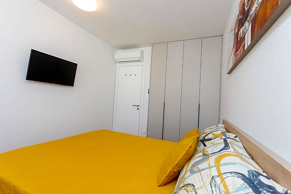 Apartment - free parking in garage , mountain and seaview , quiet neighbourhood