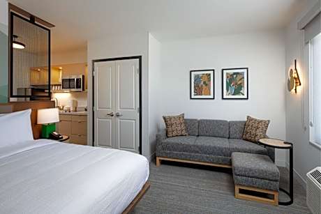 Queen Studio with Adapted Tub - Mobility Accessible