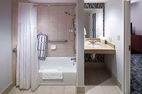 2 Qn Premium Suite Mb/Hearing/Access W/Tub