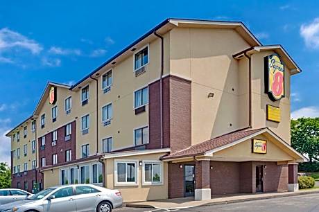 Super 8 by Wyndham Nashville/ Dntn/ Opryland Area