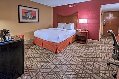 Queen Room with Roll-In Shower- Disability/Hearing Accessible - Non- Smoking