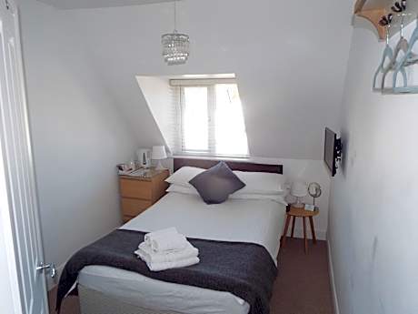 Double room-Ensuite-(Small queen size bed)