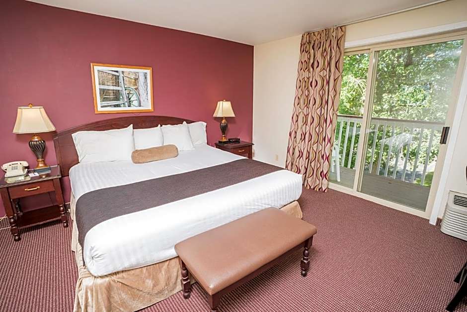 Photo 1 of 6 of Deluxe 1 King Bed