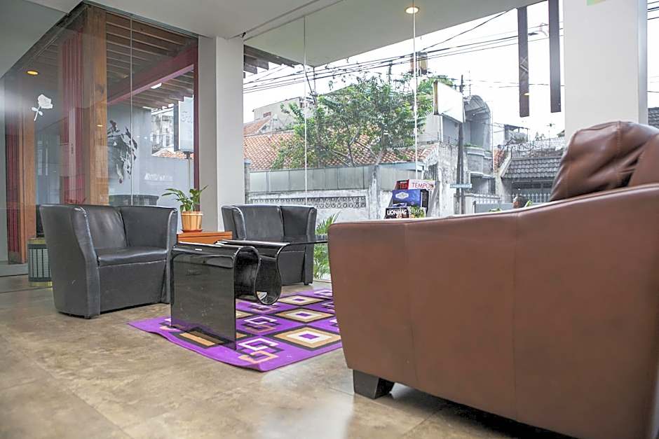 RedDoorz Plus near Asia Afrika 3