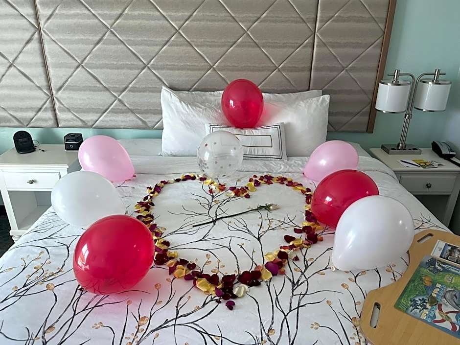 New 2025-Ocean Sands Beach Boutique Inn-Sauna and Salt-Mineral Pool -Free Beach Bikes and Famous Beach-Nightly Popcorn-Bathrobes and Sunscreen in all rooms-Ultra Sparkling-Free Laundry-4 Grand Presidential Black Beds in all rooms-Savings#252-242-SAND