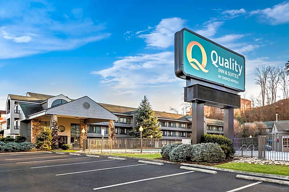 Quality Inn & Suites At Dollywood Lane