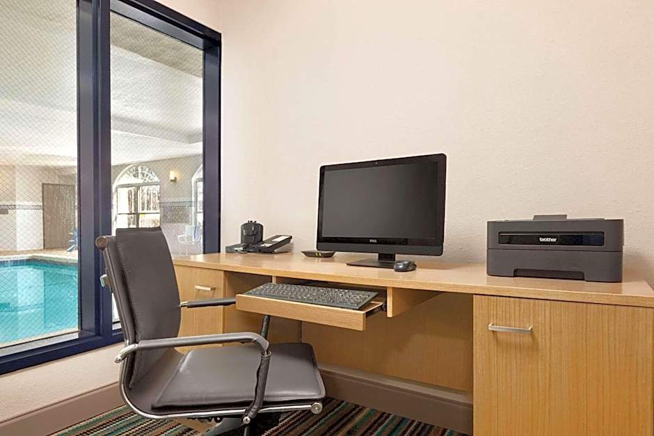 Country Inn & Suites by Radisson, Dalton, GA