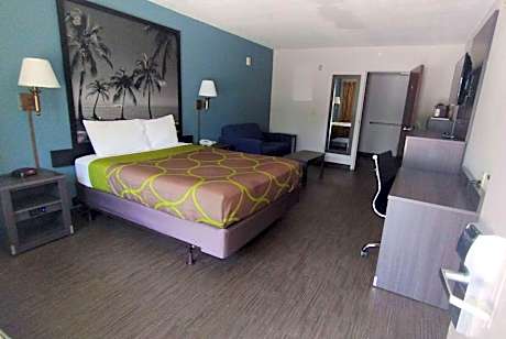 Queen Room with Bath Tub - Mobility/Hearing Access - Non-Smoking