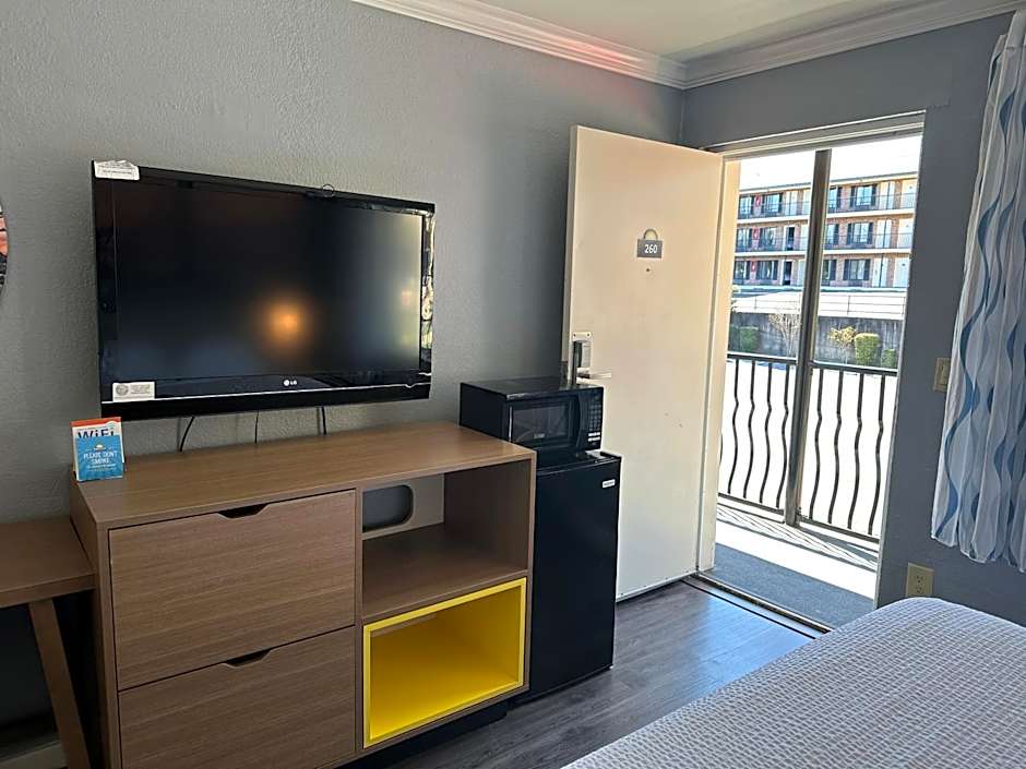 Days Inn by Wyndham Pensacola - Historic Downtown