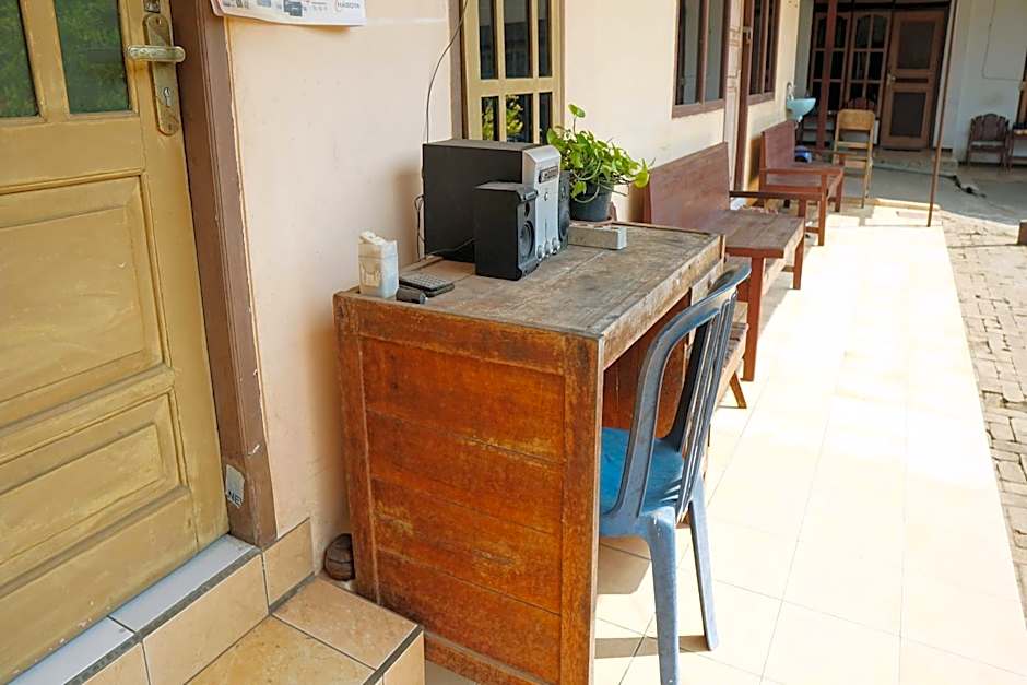 OYO Life 93045 Kost Putra Bu Ketut