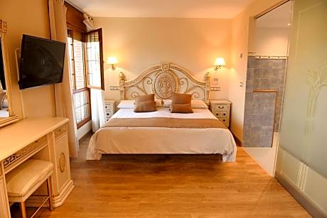 Queen Suite with Spa Bath