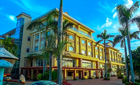 Tanza Oasis Hotel And Resort