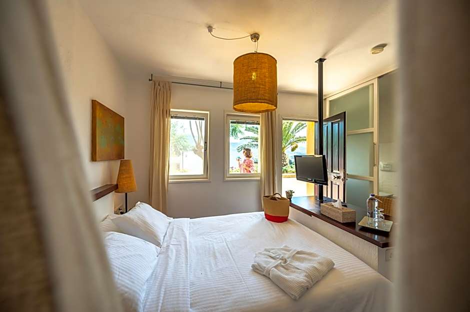 4reasons hotel + bistro | 12+