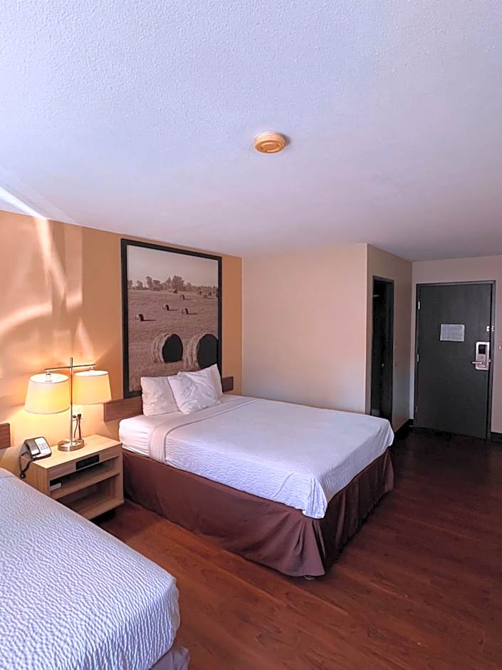 Super 8 by Wyndham Radcliff Ft. Knox Area