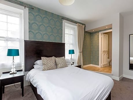 Family room-Premium-Ensuite with Shower-Street View