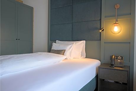 Cozy Single Room with Balcony