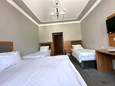 Quadruple Room with Mountain View