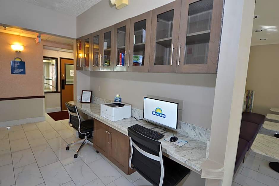 Days Inn & Suites by Wyndham Airport Albuquerque