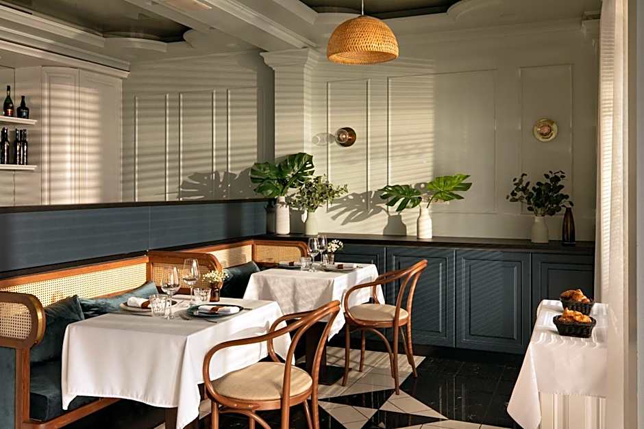 Queen'S Court Hotel & Residence