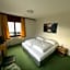 Hirschen Guesthouse - Village Hotel