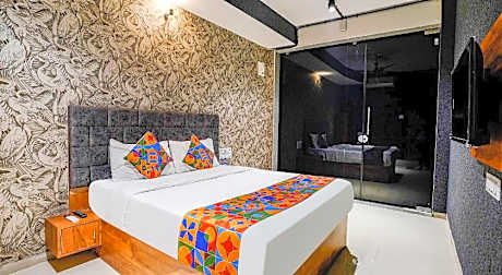 OYO Flagship 703392 Hotel The Life