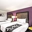 La Quinta Inn & Suites by Wyndham Cincinnati Sharonville