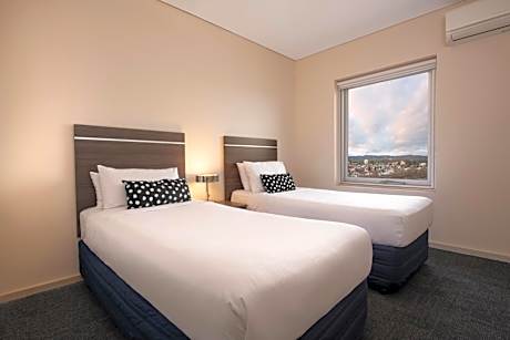 Deluxe Two Bedroom Apartment (1 Queen and 2 Single Beds)